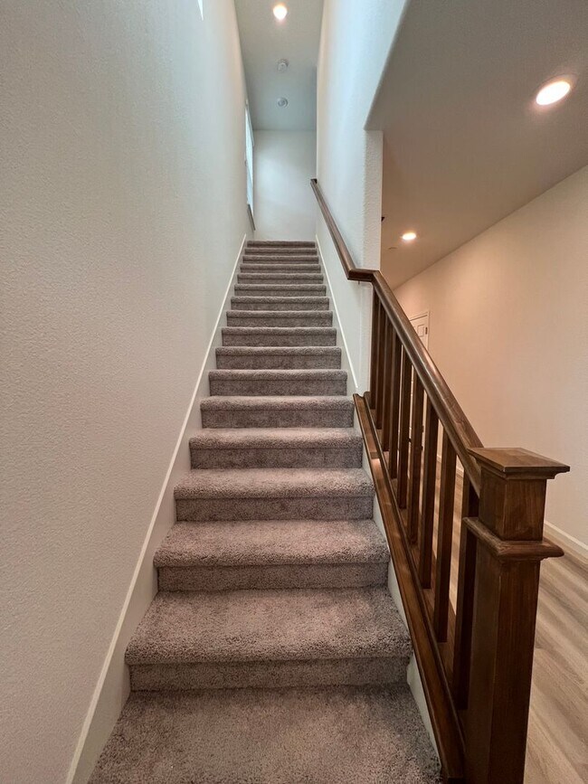 Building Photo - Beautiful 3 Bedroom Enclave at Folsom Ranch Home!