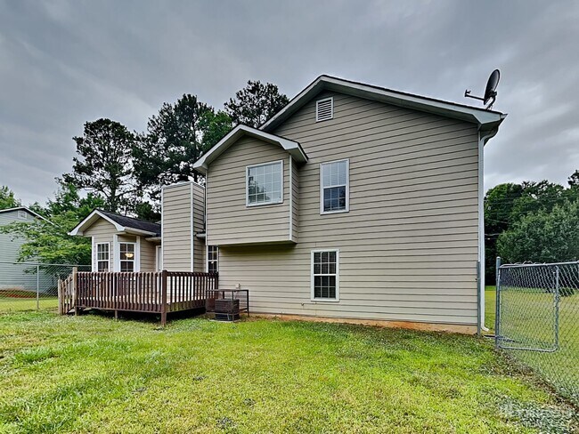 Building Photo - 175 White Pines Dr