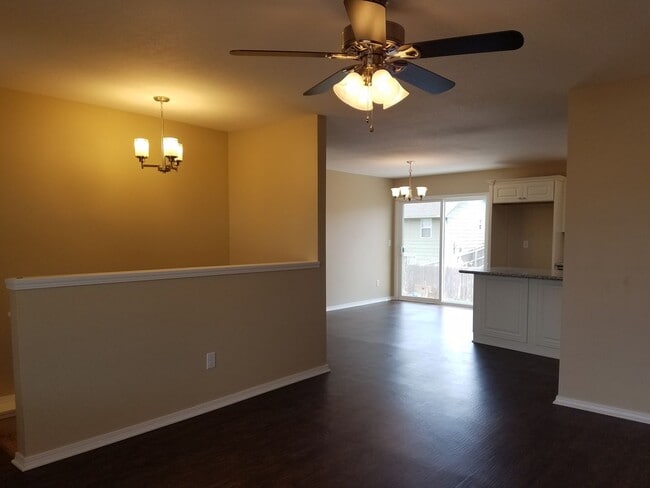 Building Photo - Large 4 Bedroom, 3 Bathroom!