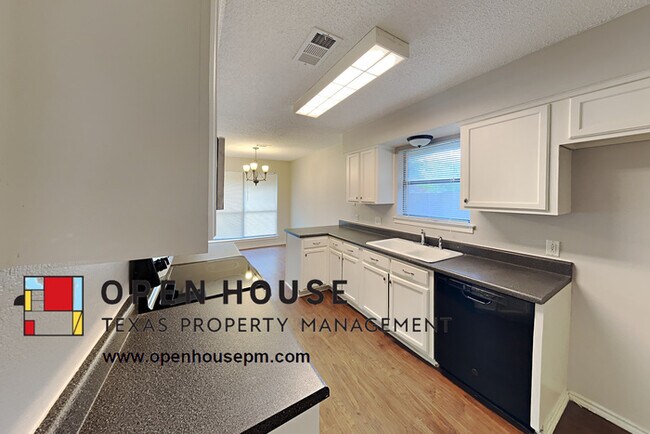 Building Photo - 2106 Turf Club Dr Arlington