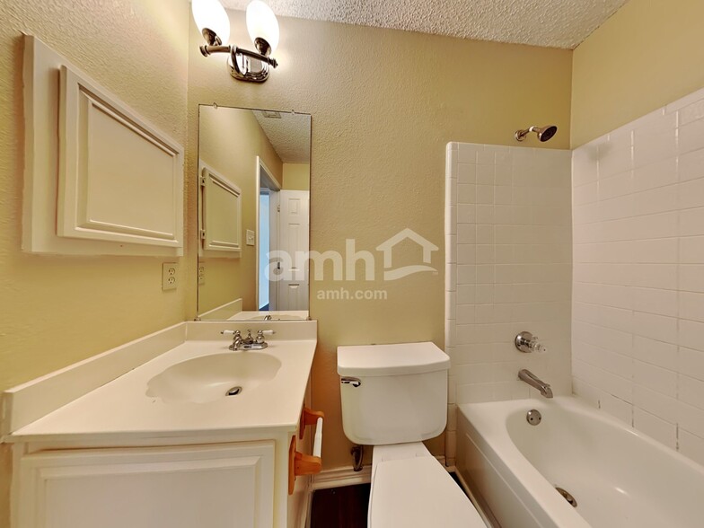 Building Photo - 2101 Flamingo Dr