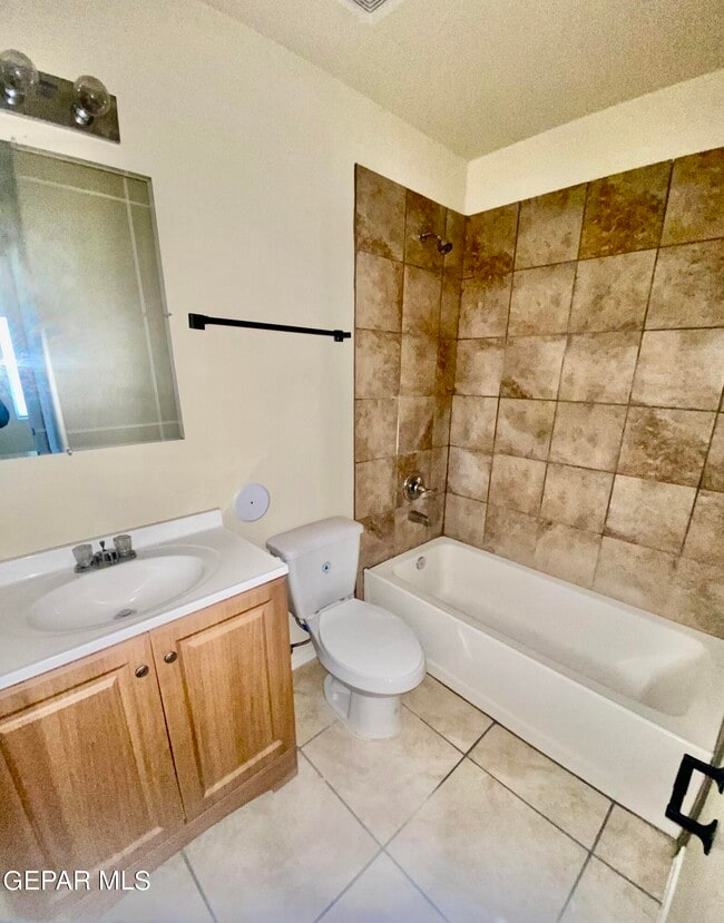 Building Photo - 9389 San Lorenzo Ave
