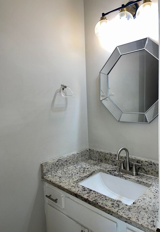 Building Photo - 945 Silverwood Dr