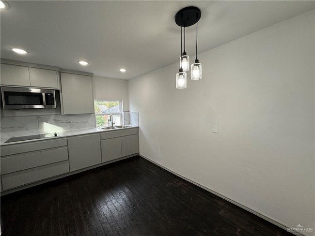 Building Photo - 8 Miller Ave