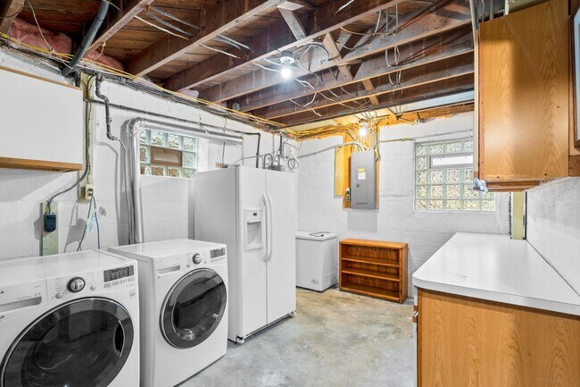 Building Photo - 3 Bed 2 Bath - Takoma Park Split Level - 1...