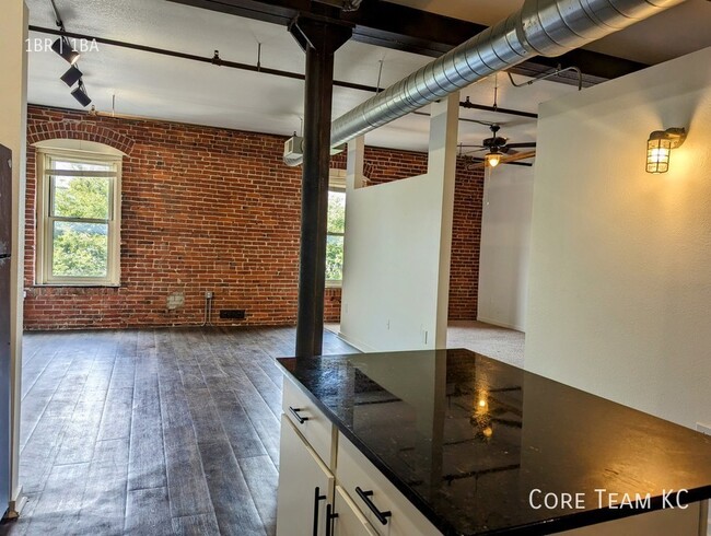 Building Photo - Large Loft in River Market!