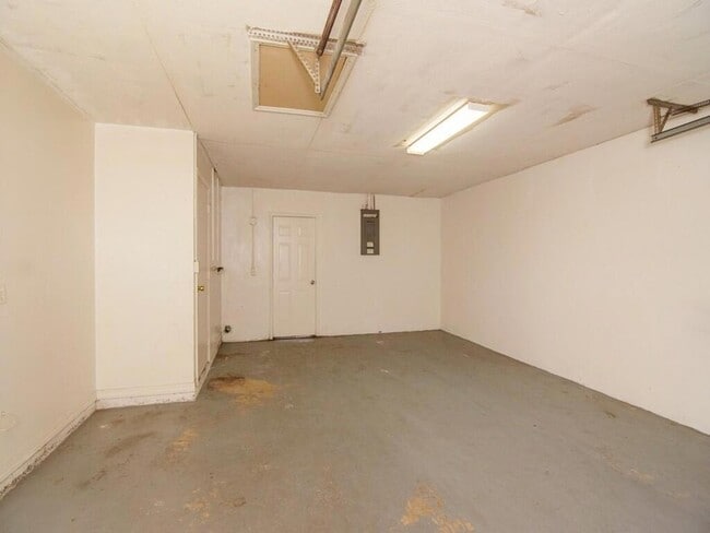 Building Photo - 1190 SE Puritan Ln