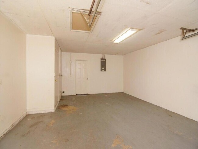 Building Photo - 1190 SE Puritan Ln