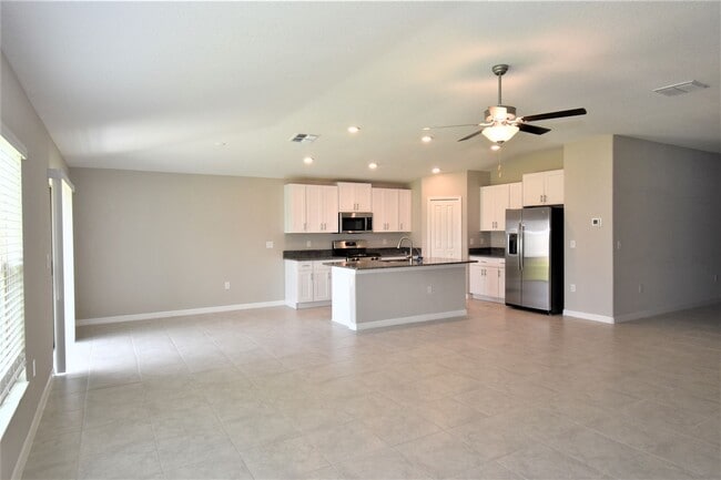 Building Photo - Like New 4 Bedroom Home
