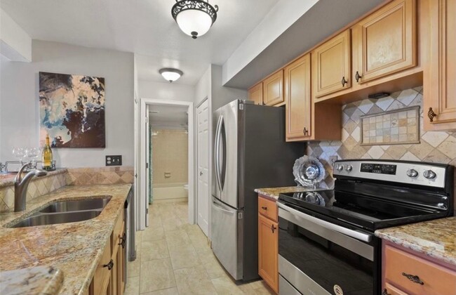 Building Photo - Updated 2 Bed, 2 Bath Top-Floor Condo with...