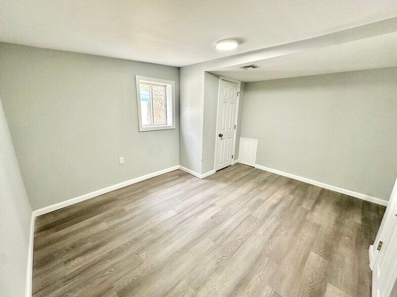 Building Photo - 63 Gentian St