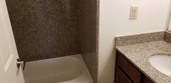 Building Photo - Beautiful 2 bedroom condo for Rent