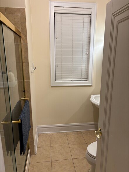 Bathroom - 4215 N Francisco Ave