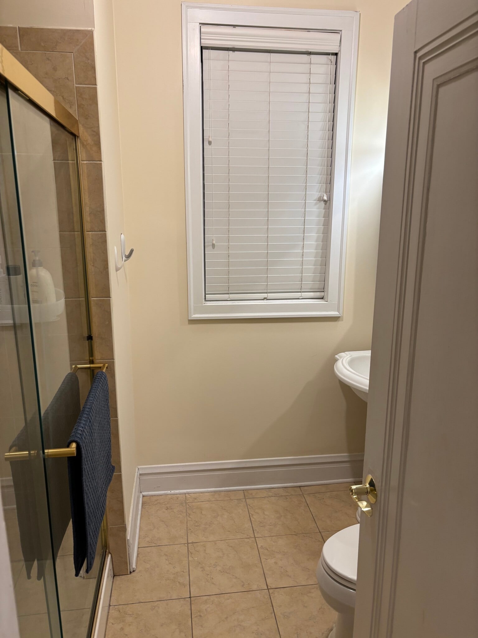 Bathroom - 4215 N Francisco Ave