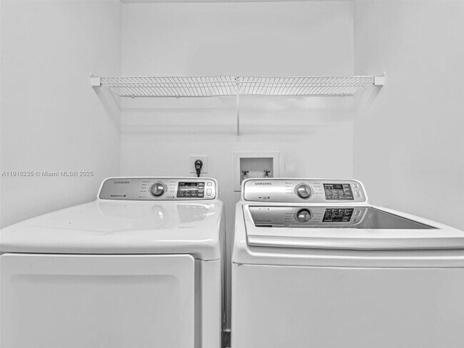 Building Photo - 3370 Hidden Bay Dr