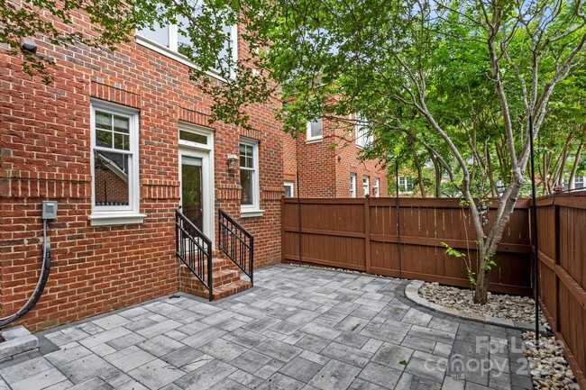 Building Photo - 1192 Hampton Gardens Ln