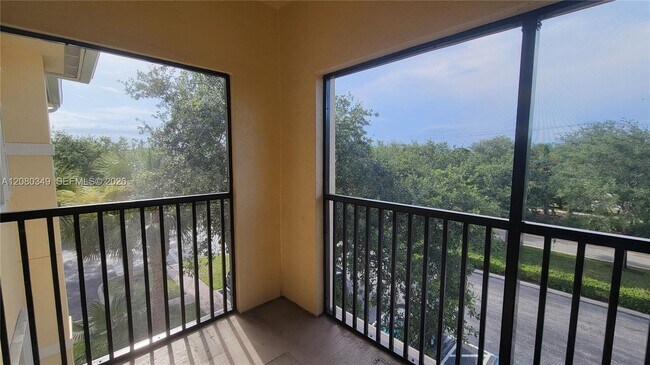 Building Photo - 3018 Alcazar Pl