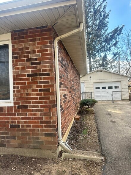 Driveway and garage area - 991 Deerfield Ct