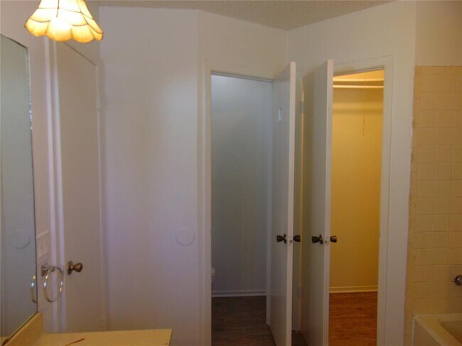 Building Photo - 604 Mistywood Cir