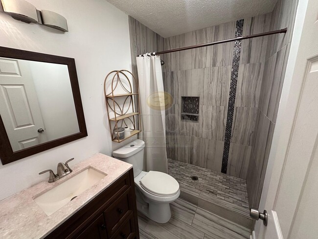 Building Photo - 3 Bedroom Home in Oakland City