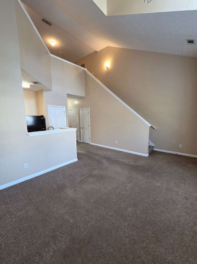 Building Photo - 2/2 Townhome close to shopping and dining