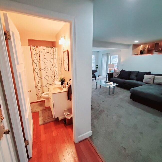 Building Photo - 210 Highmeadow Rd