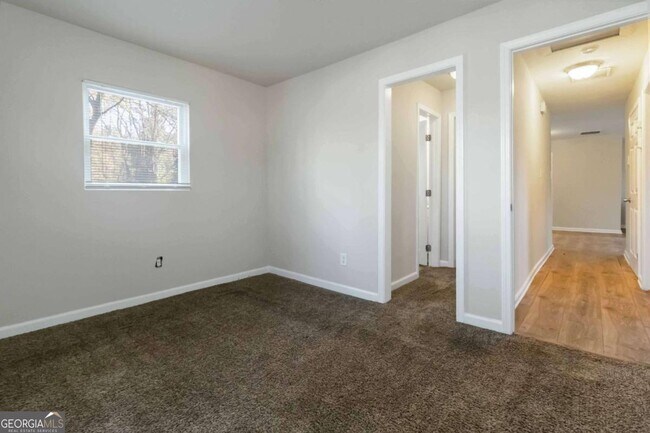 Building Photo - 2361 Swallow Cir SE