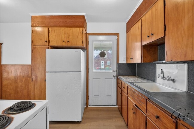 Building Photo - $1300 3 bedrooms