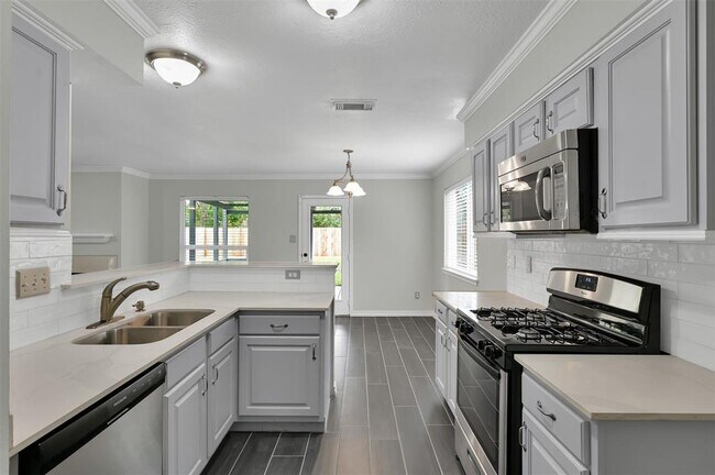 Building Photo - 12652 Pine Bush Dr