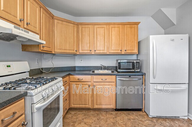 Building Photo - 2110 E Fairmount Ave