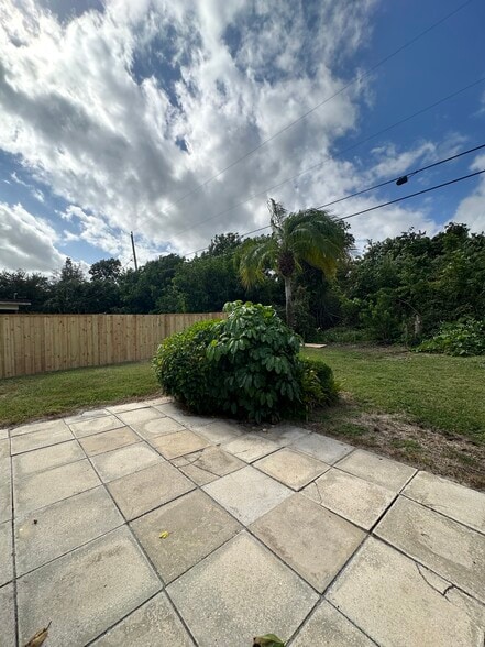 Building Photo - 8912 SE Parkway Dr