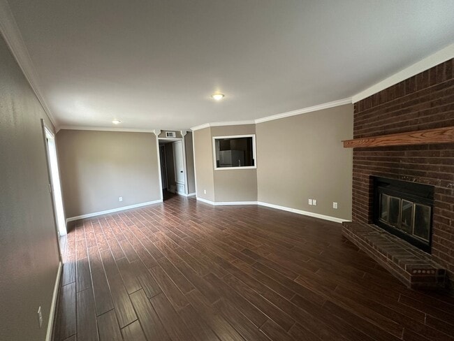 Building Photo - Welcome to this charming 3-bedroom, 2-bath...