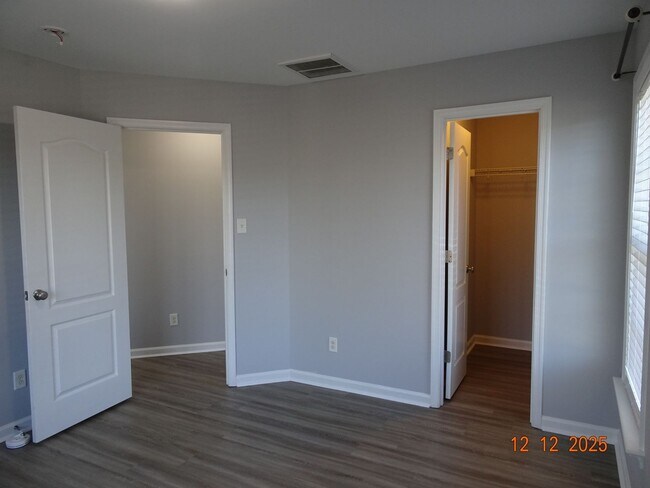 Building Photo - 3 Bedrooms, 2.5 Bathrooms Single Family Home