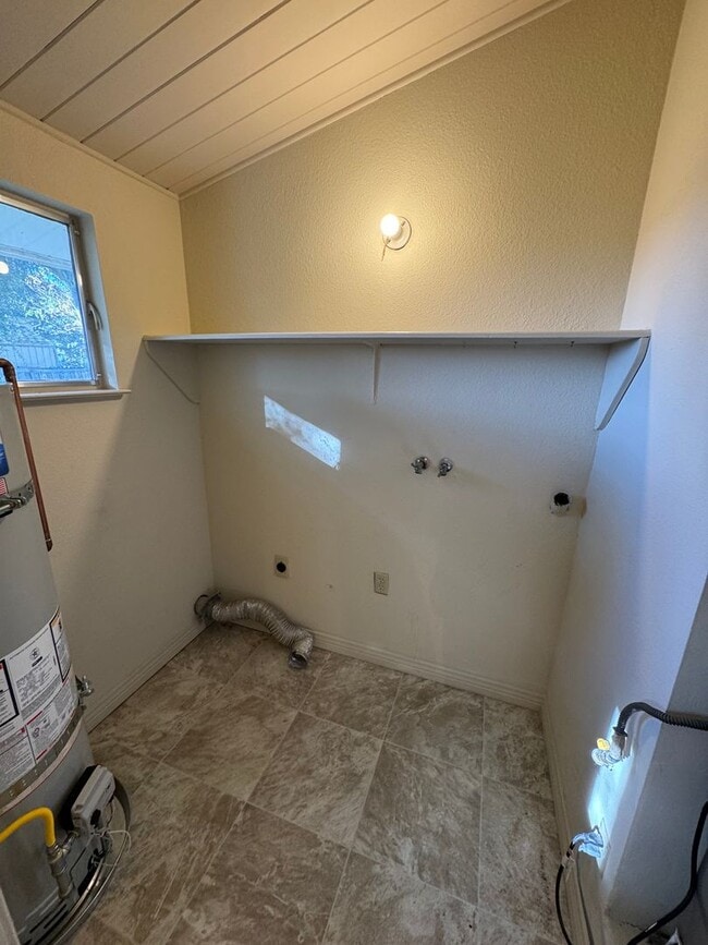 Building Photo - Charming Seaside Home on Quiet Cul-de-Sac