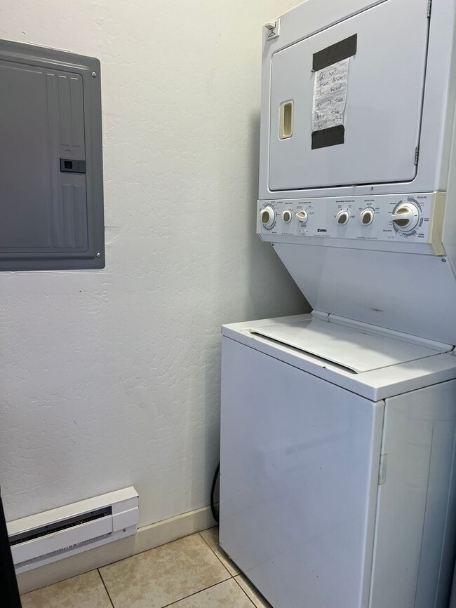 Building Photo - Bight and airy FURNISHED 1 bedroom apartment