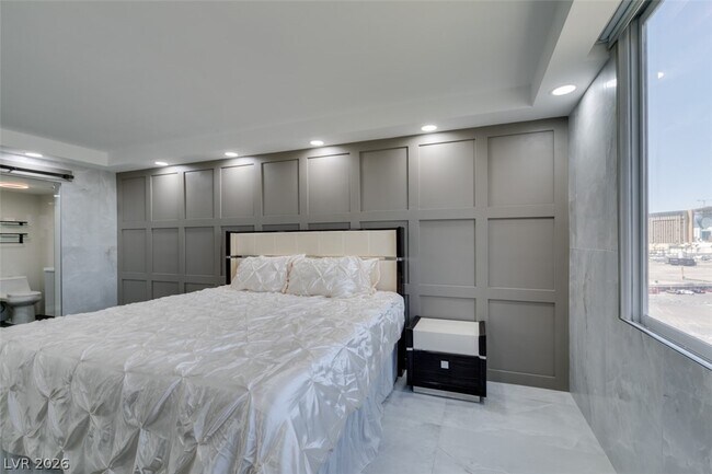 Building Photo - 205 E Harmon Ave