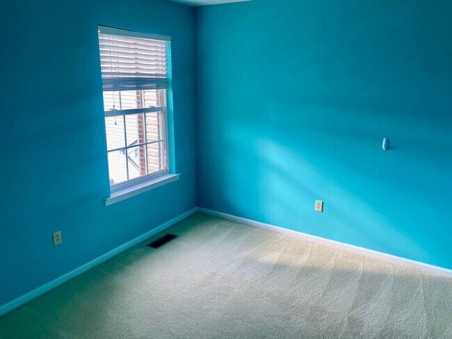 Building Photo - 5494 Spring Ridge Dr W