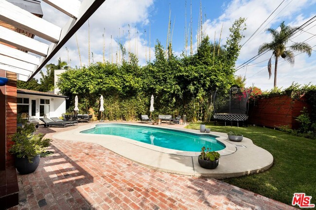 Building Photo - 160 Beloit Ave