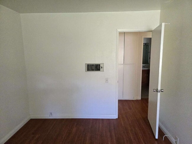 Building Photo - Spacious 3-bed, 2-bath condo is located in the heart of UTC, right on the UCSD bus line! It featu...