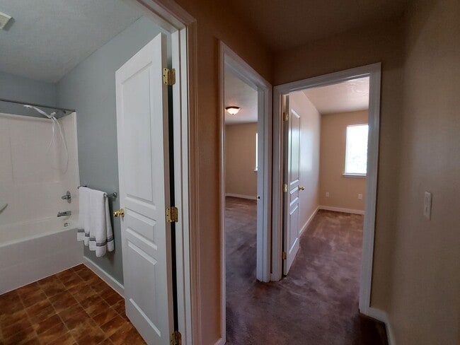 Building Photo - 3 bedroom 2 bath home with attached garage