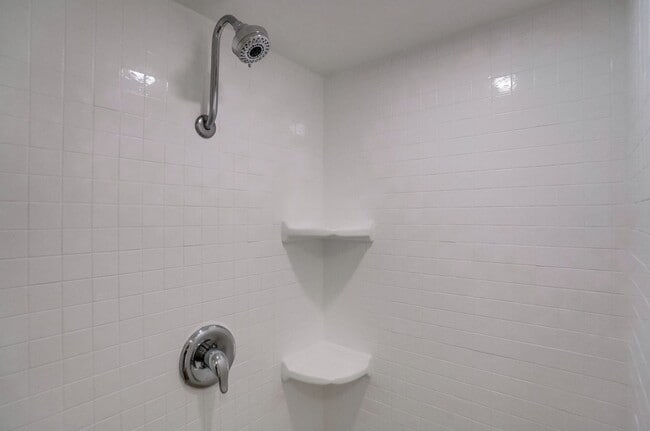 Building Photo - 435 N Oakhurst Dr