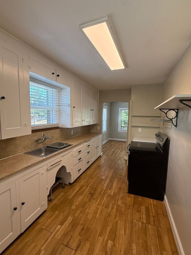 Building Photo - Charming Vintage Home in the Desirable Cam...