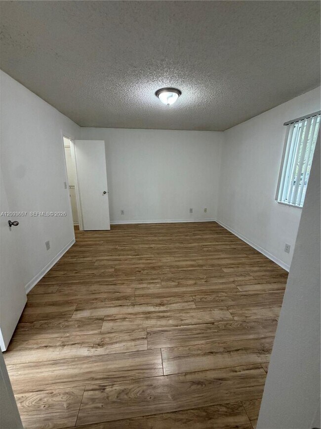 Building Photo - 565 Vista Isles Dr