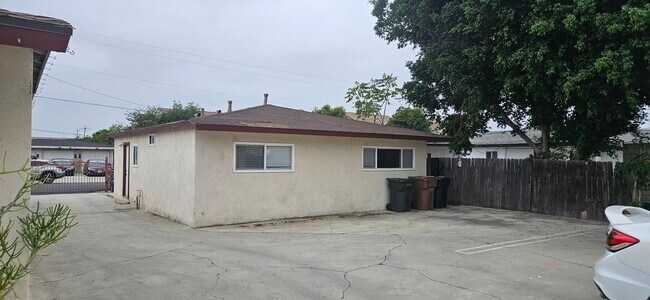 Building Photo - 1010 Wallgreen St