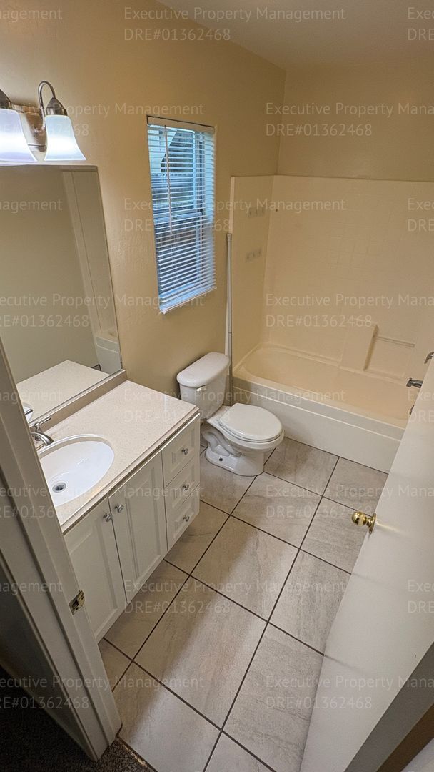 Building Photo - 4 bedroom 2 bathroom split wing home in North Bakersfield