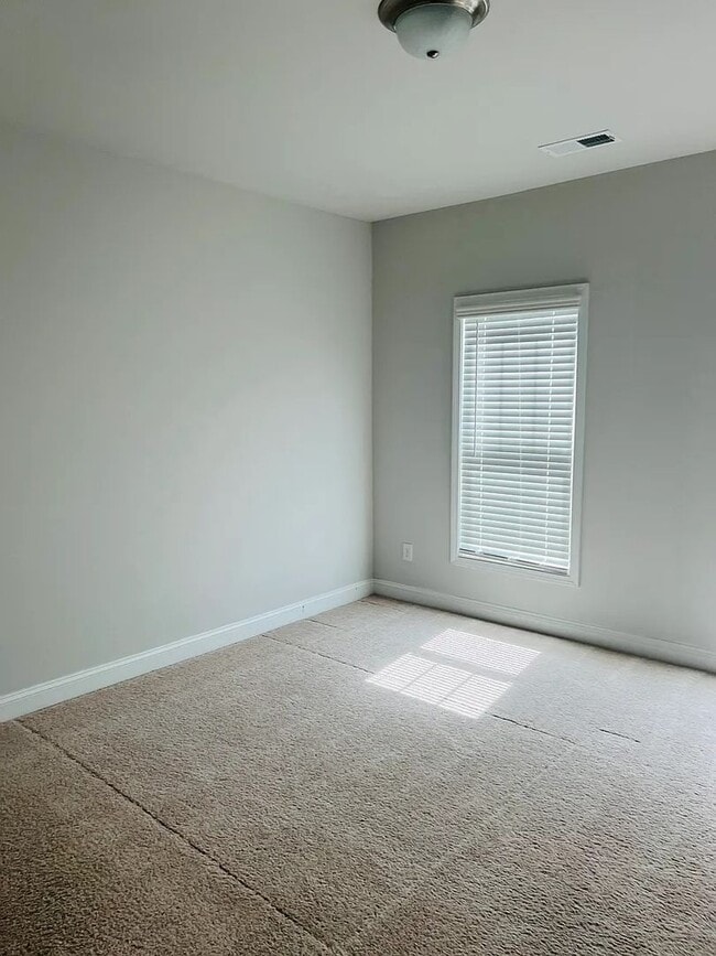 Building Photo - Charming 3BR/2.5BA Townhome located in Cab...