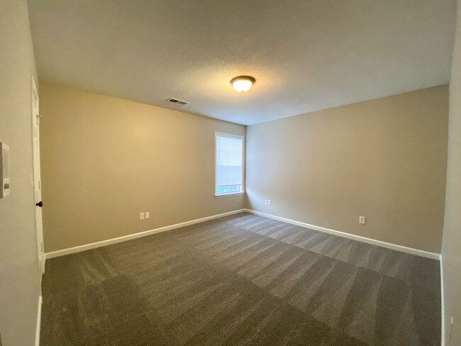 Building Photo - 5 Bedrooms with Bonus, 4 Bath Near Riverda...