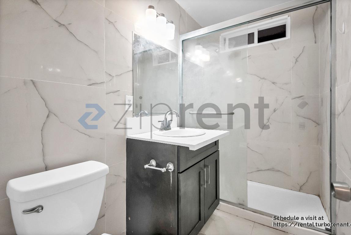 Building Photo - 1434 S Sycamore St