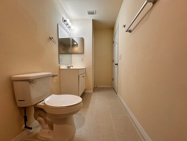 Building Photo - 1136 SE 9th Ct