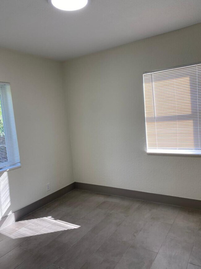 Building Photo - 1218 S B St